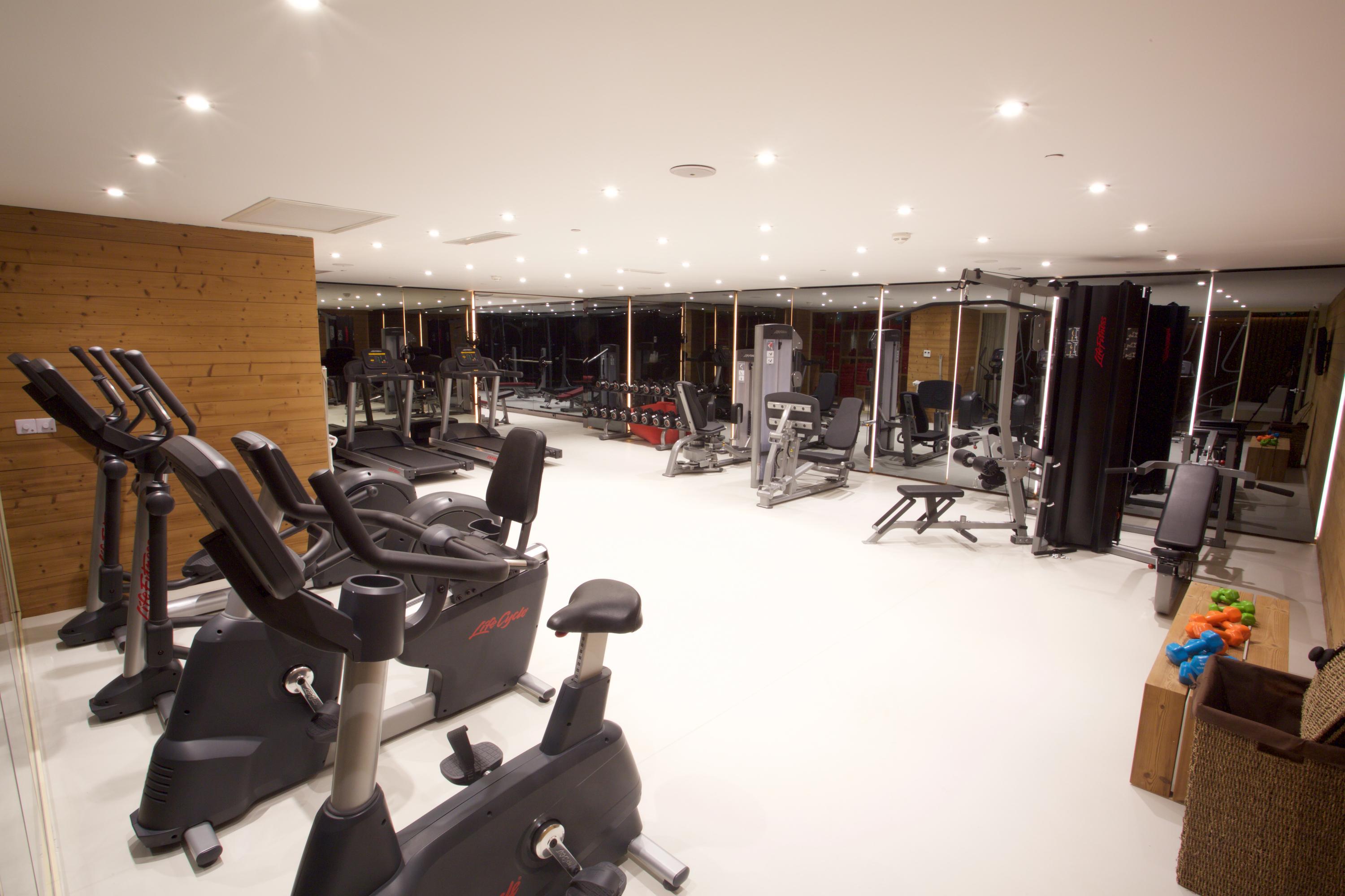 Dosso Dossi Hotels & Spa Downtown Istambul Exterior foto The photo shows a modern gym or fitness area. It features various exercise equipment, including stationary bikes, weight machines, and possibly free weights. The space has a bright, well-lit atmosphere with multiple ceiling lights and large mirrors l