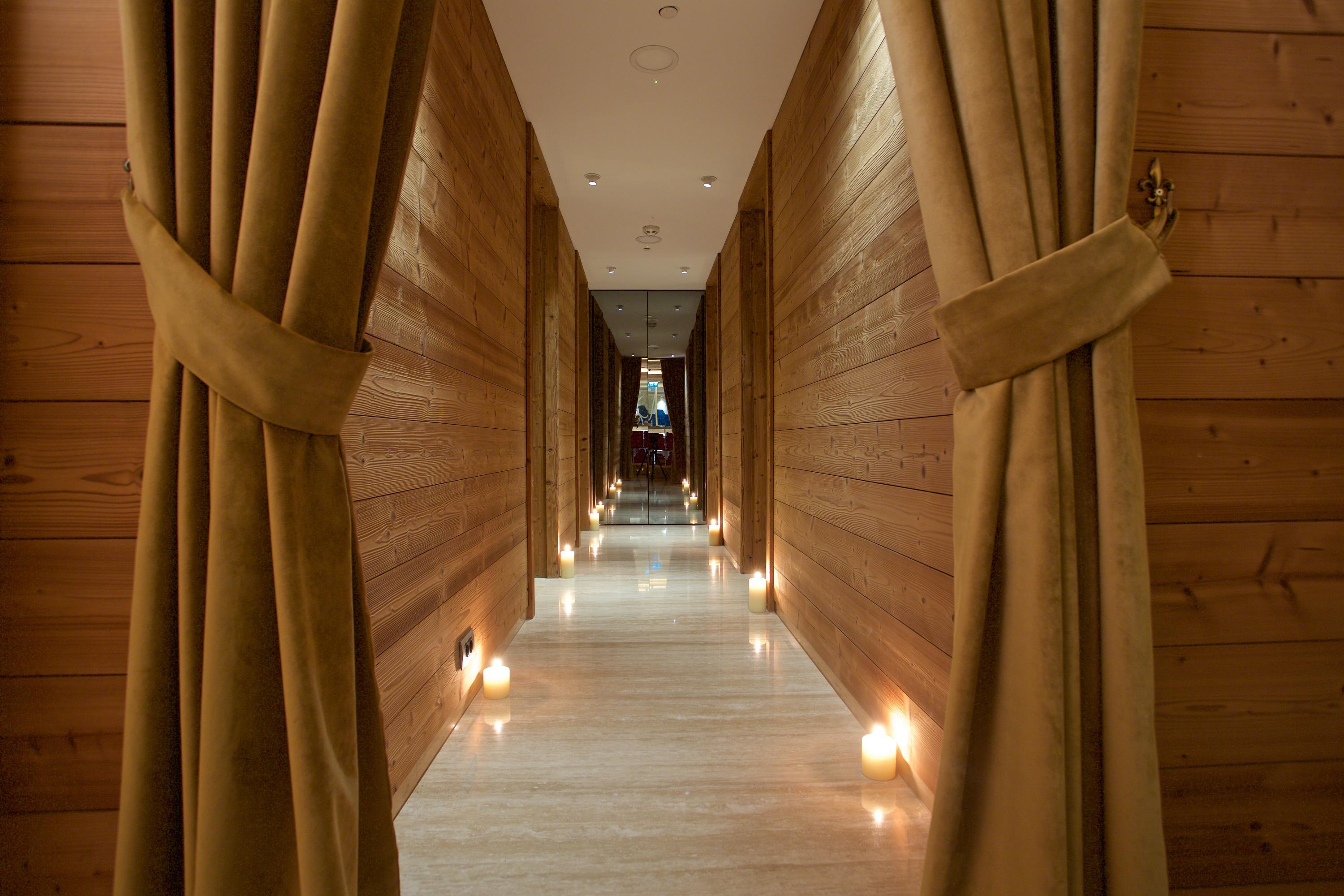 Dosso Dossi Hotels & Spa Downtown Istambul Exterior foto The photo shows a serene hallway with a modern aesthetic. The walls are made of wood, giving a warm and inviting feel. At the sides of the hallway, there are soft, draped curtains that add a touch of elegance. The floor is well-lit, primarily featuri