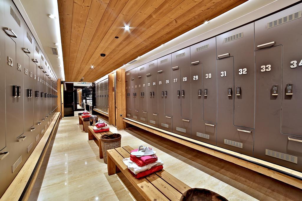 Dosso Dossi Hotels & Spa Downtown Istambul Exterior foto The photo shows a locker room interior. It features rows of lockers along the walls, each with a number on it. The lockers have a simple, metallic design, and the space has a warm, modern aesthetic with wooden ceiling panels. There are wooden benches